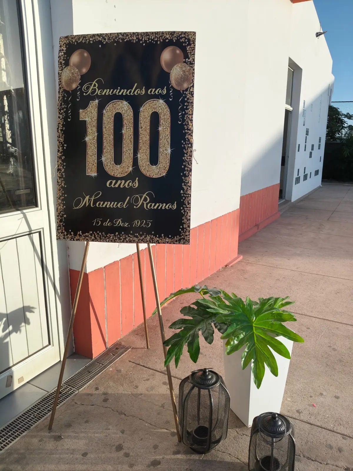 Placa de boas-vindas para a celebração do 100.º aniversário de Manuel Ramos ao ar livre. Espargos, Ilha do Sal, Cabo Verde.