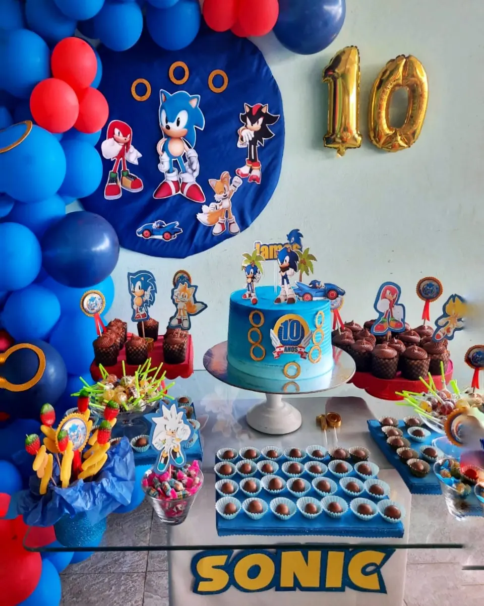 Festa de aniversário de 10 anos com tema do Sonic the Hedgehog, com bolo azul, cupcakes, balões e recortes de personagens. Espargos, Ilha do Sal, Cabo Verde.