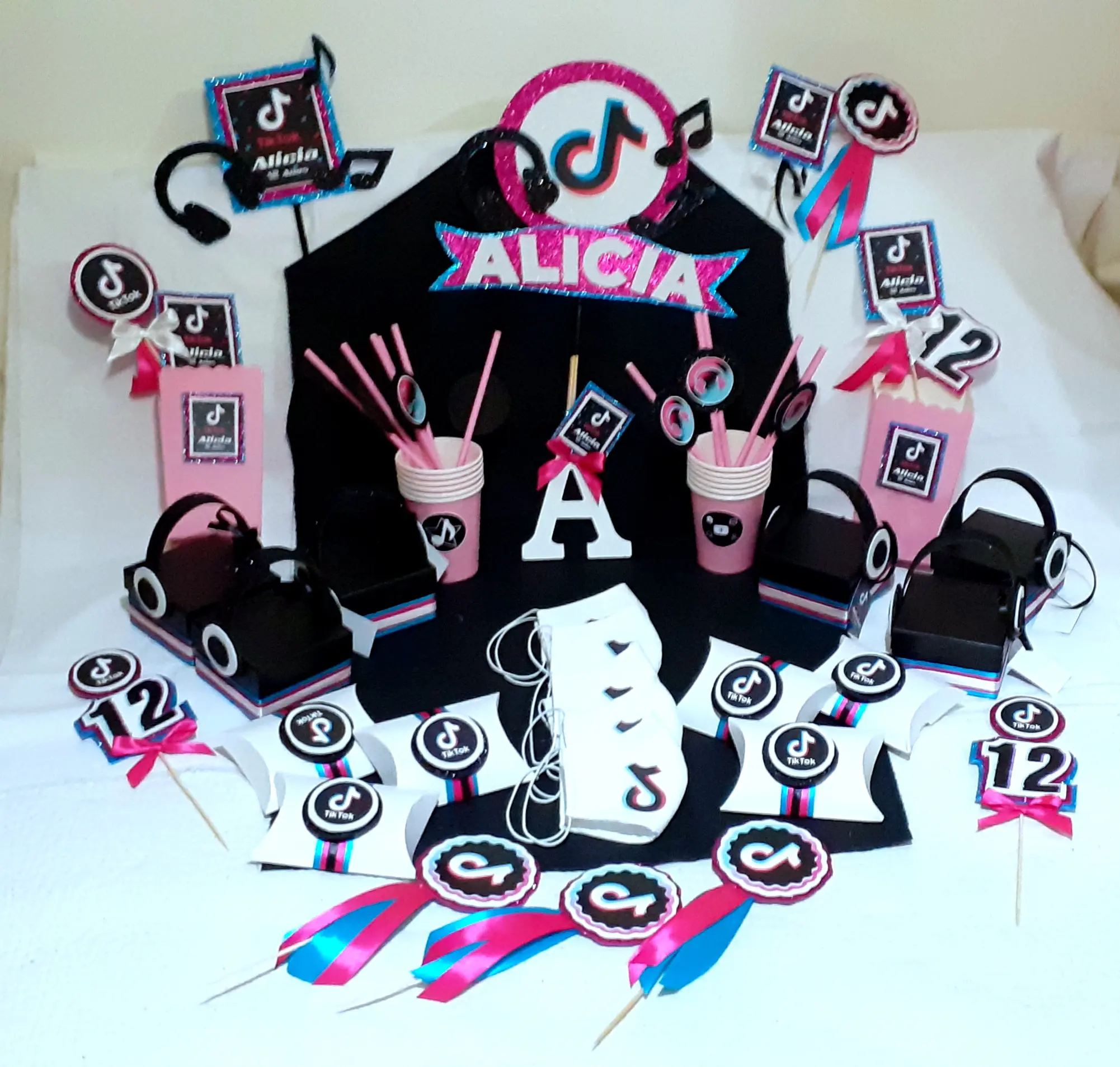 Decoração de festa de aniversário de 12 anos com tema do TikTok para a Alicia, com elementos em preto, rosa e azul. Ilha do Sal, Cabo Verde.