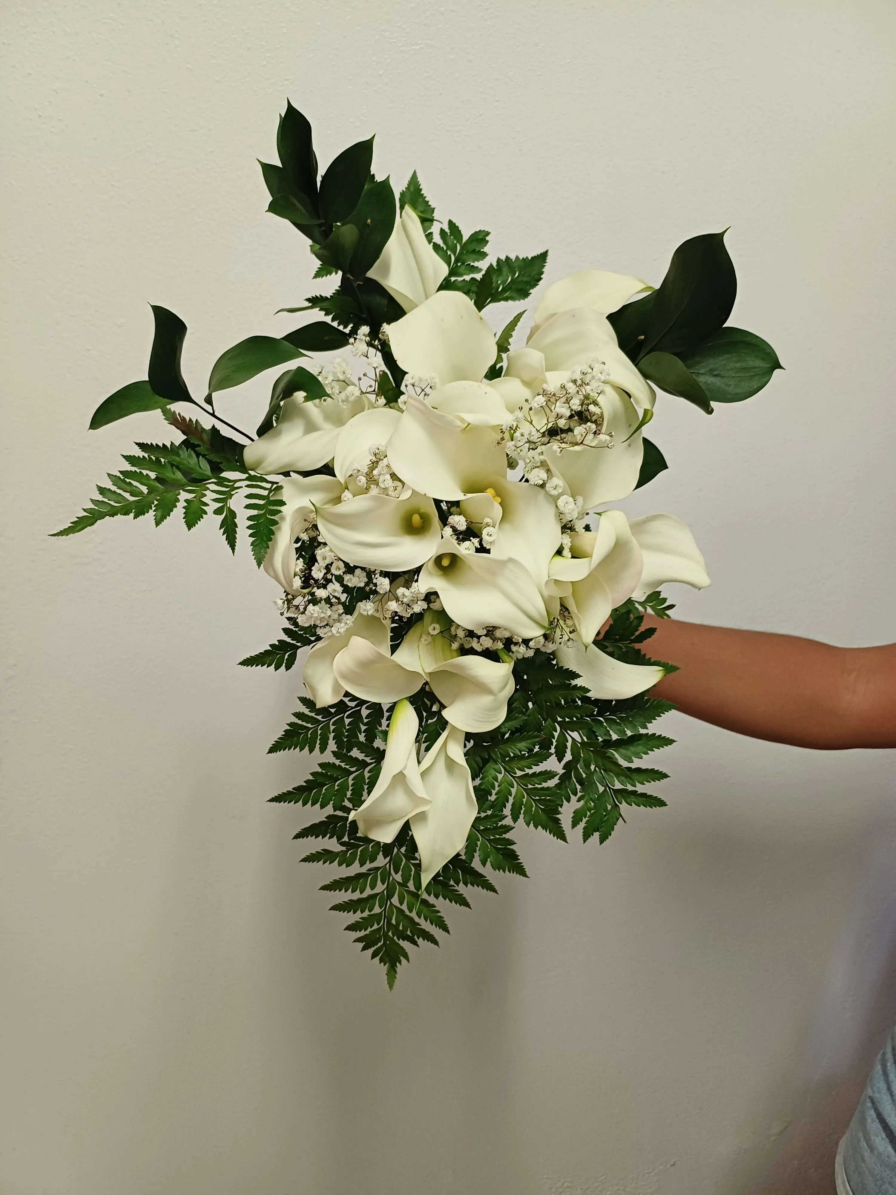Elegante bouquet de noiva com jarros brancos, gipsofila e folhagens verdes. Ilha do Sal, Cabo Verde.