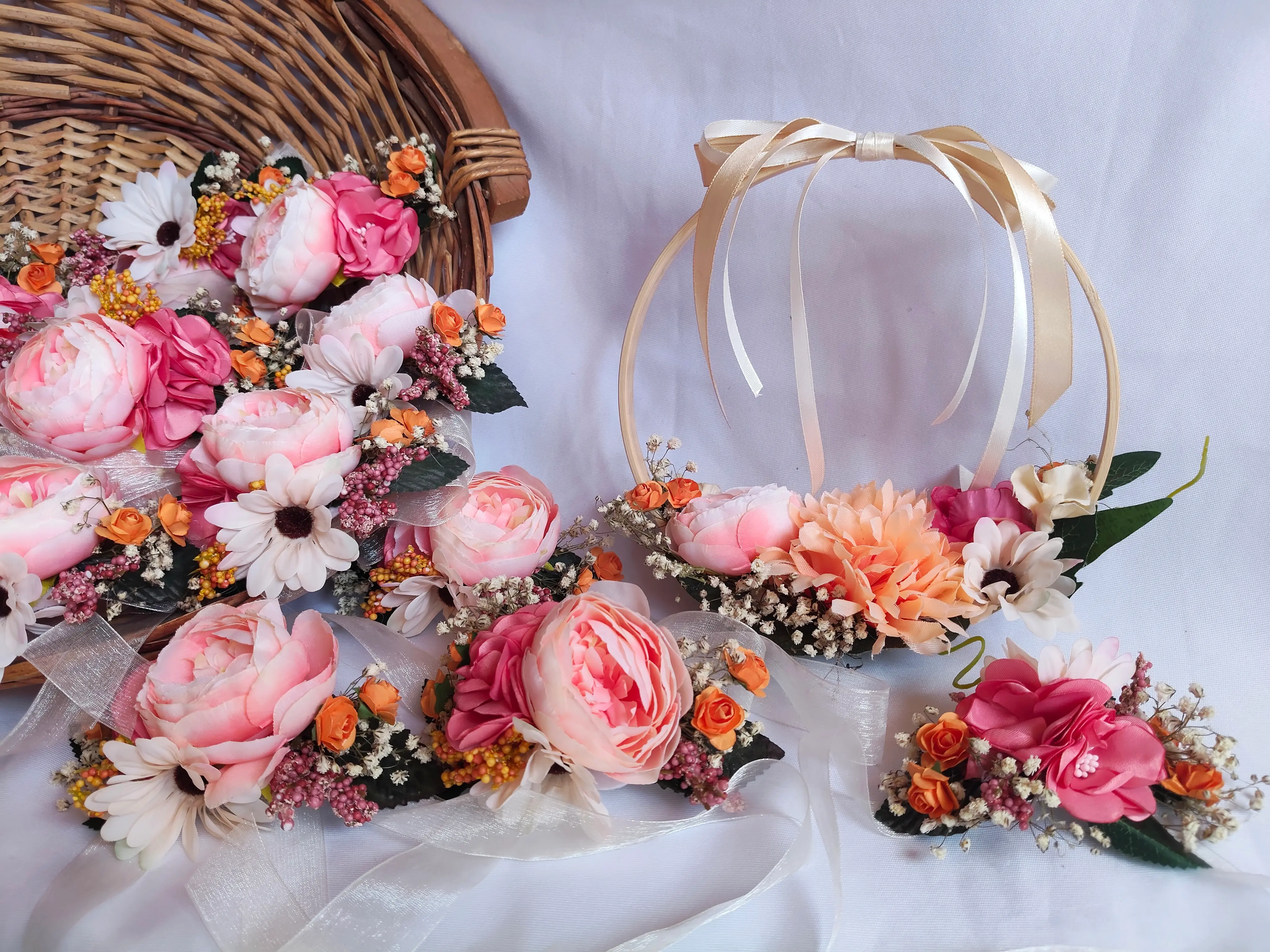 Arranjos florais de casamento em tons de rosa e laranja, incluindo cesto e arco floral. Ilha do Sal, Cabo Verde.