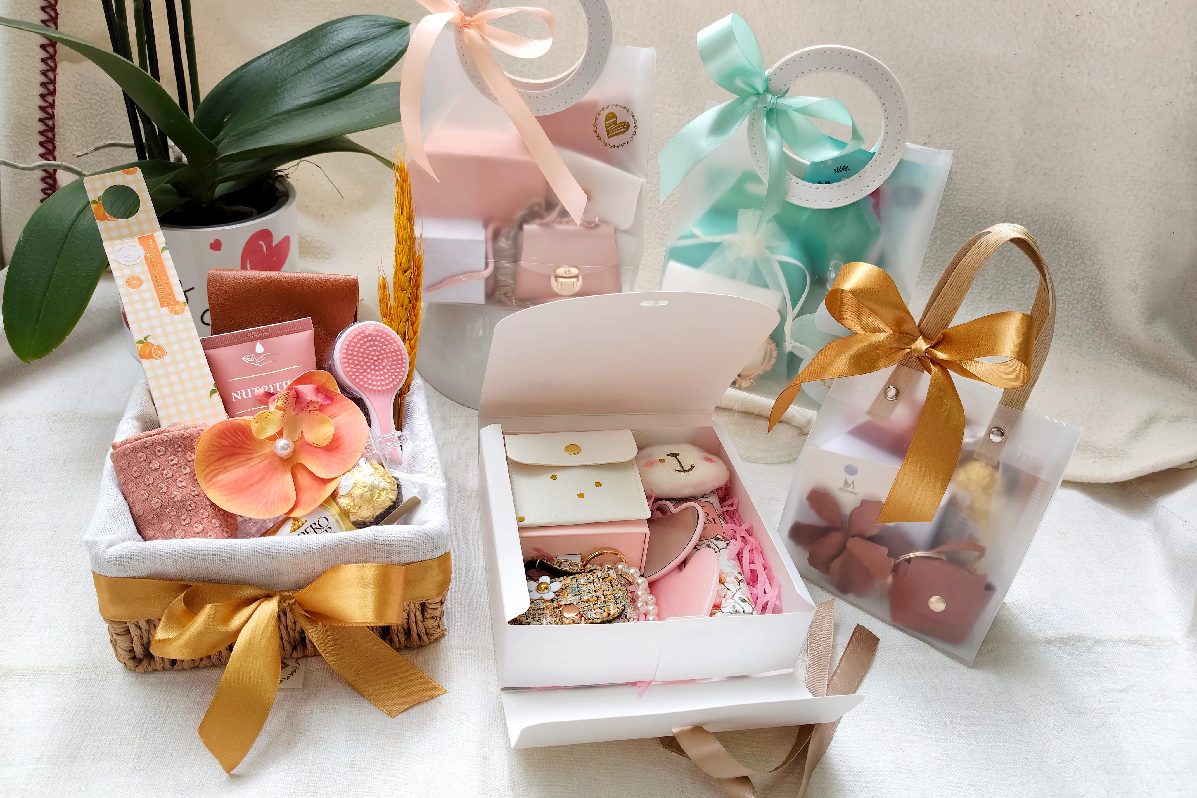 Caixas e cestos de presente personalizados com cosméticos, chocolates, flores e pequenos acessórios. Ilha do Sal, Cabo Verde.