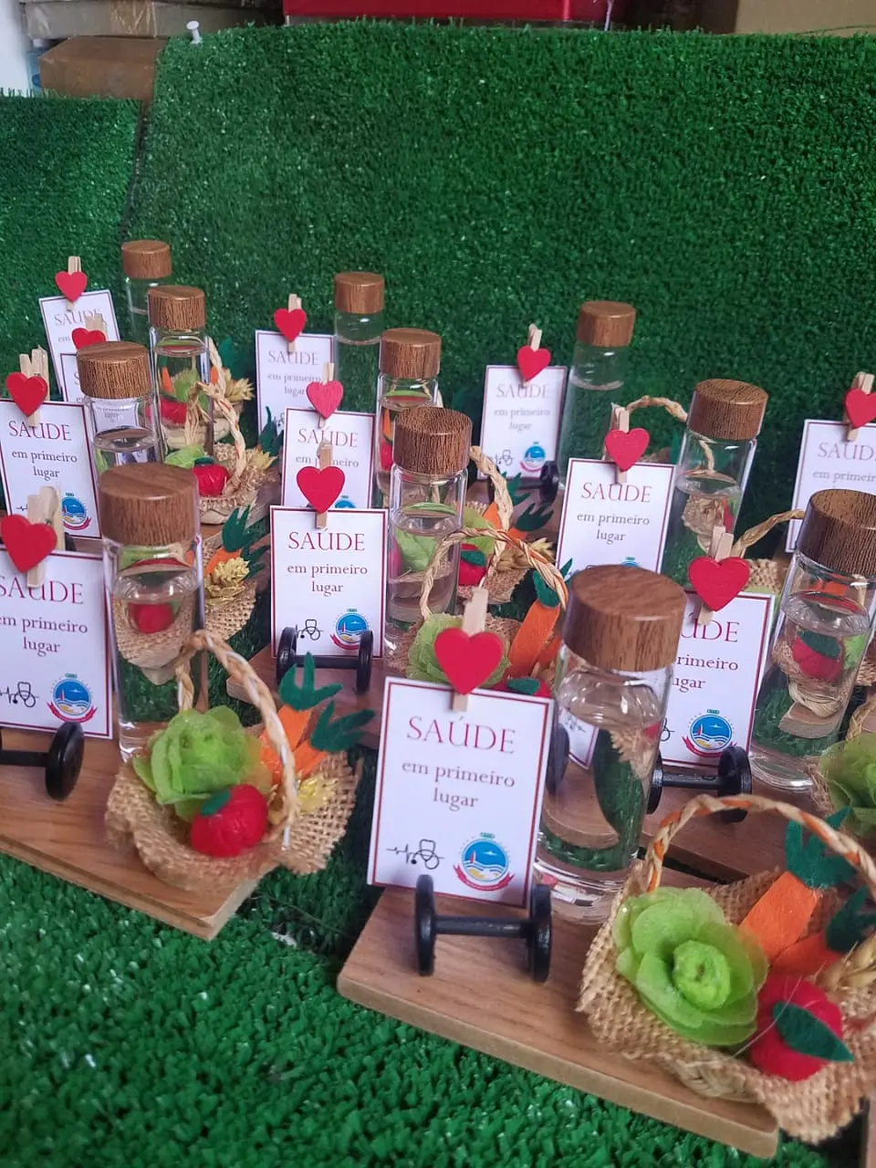 Lembranças em pequenos frascos de vidro com rolha de cortiça, personalizadas com tema de saúde (cenouras e halteres em miniatura) para a Câmara Municipal da Ilha do Sal, Cabo Verde.