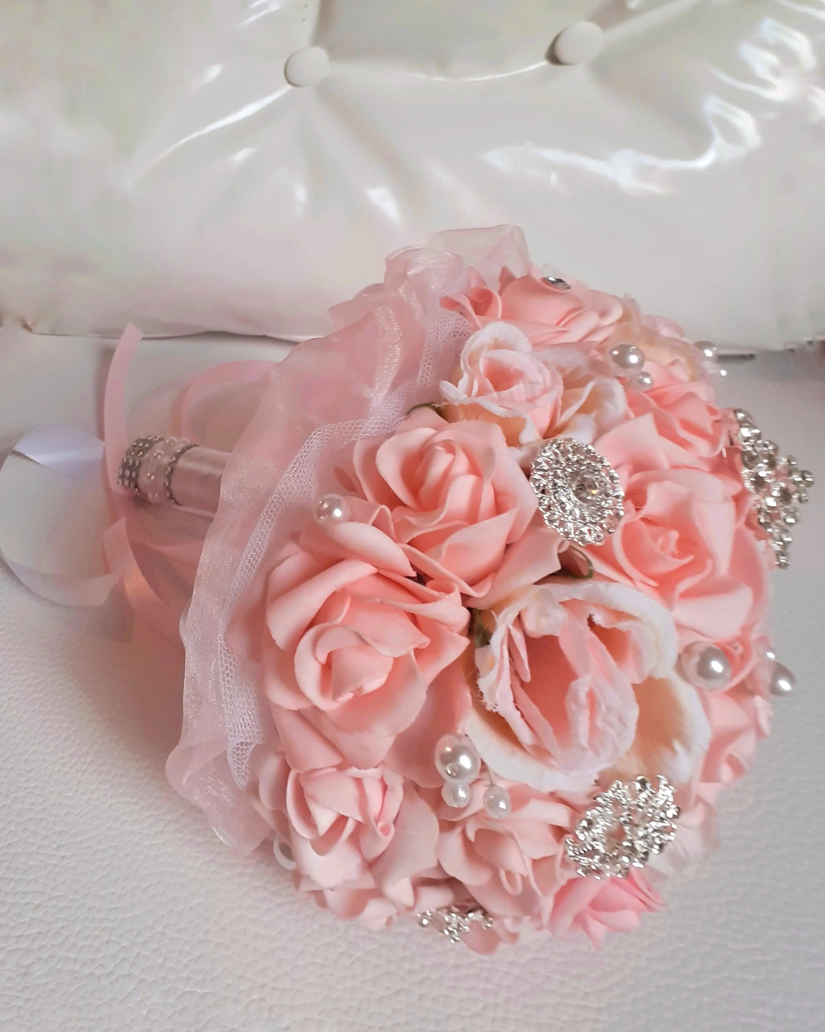 Bouquet de noiva com rosas cor-de-rosa, decorado com pérolas e broches de brilhantes. Ilha do Sal, Cabo Verde.