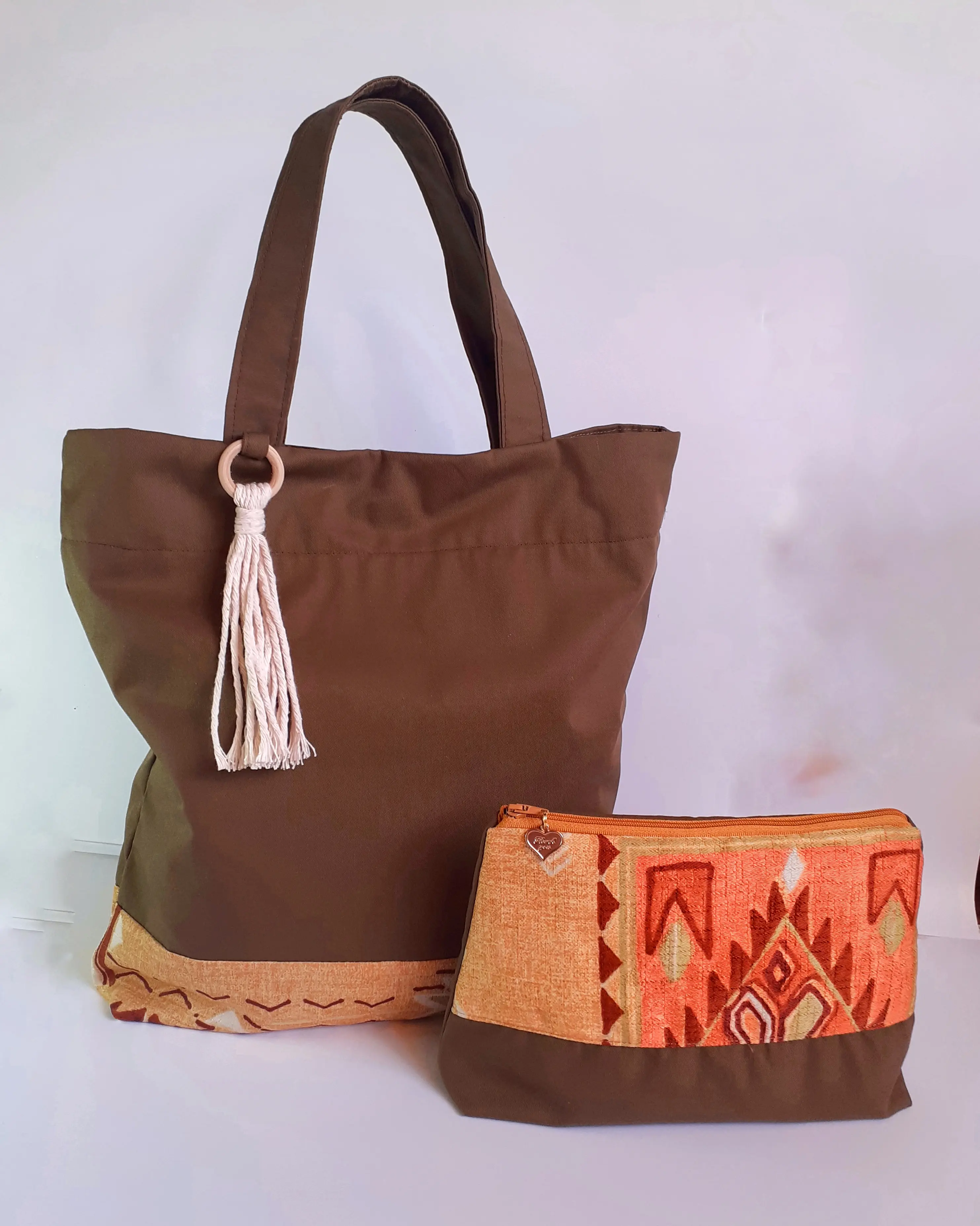 Saco de ombro em castanho com base estampada em tons de laranja e bolsa a condizer. Ilha do Sal, Cabo Verde.