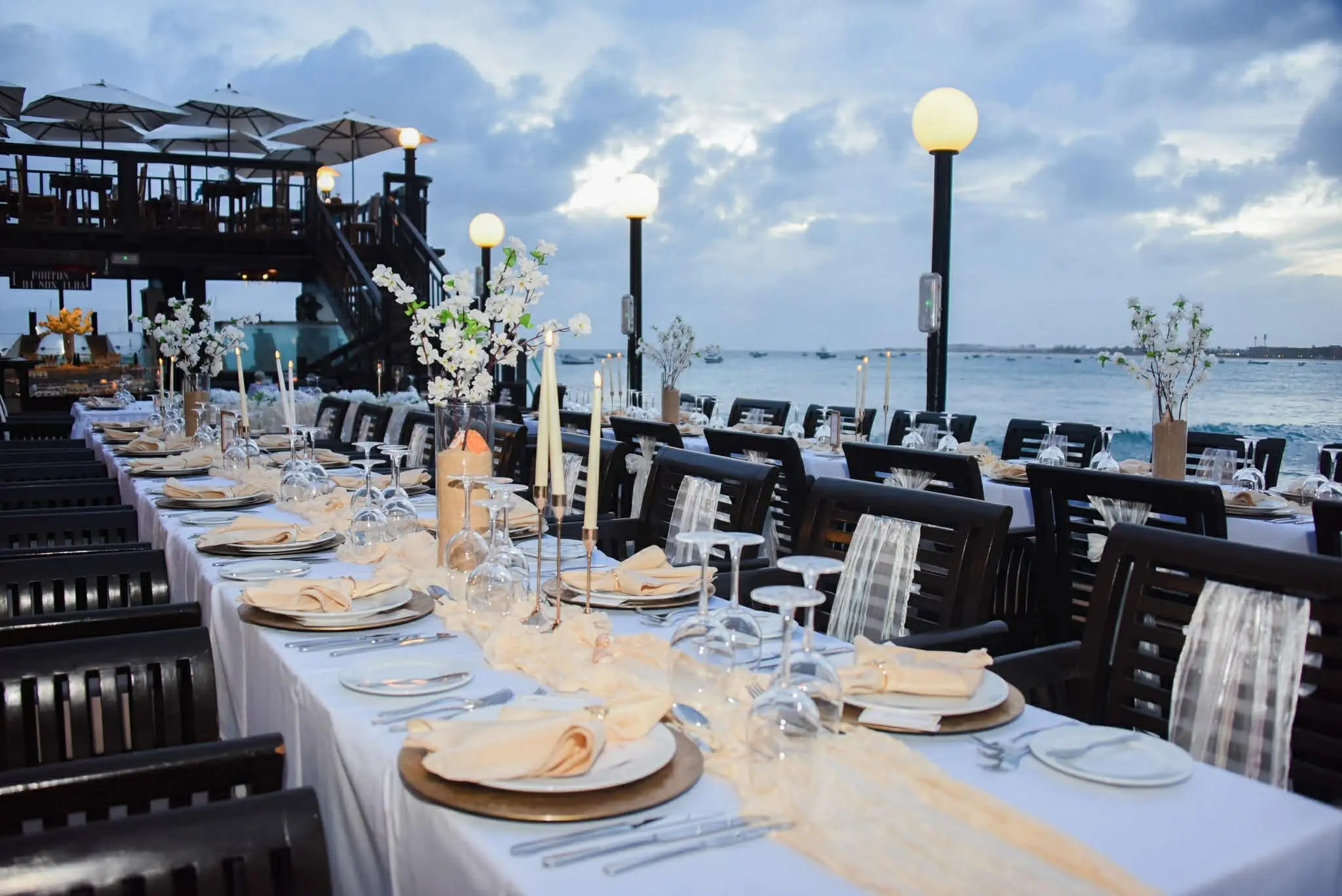 Jantar de casamento à beira-mar com mesa imperial decorada em Santa Maria, Ilha do Sal, Cabo Verde.