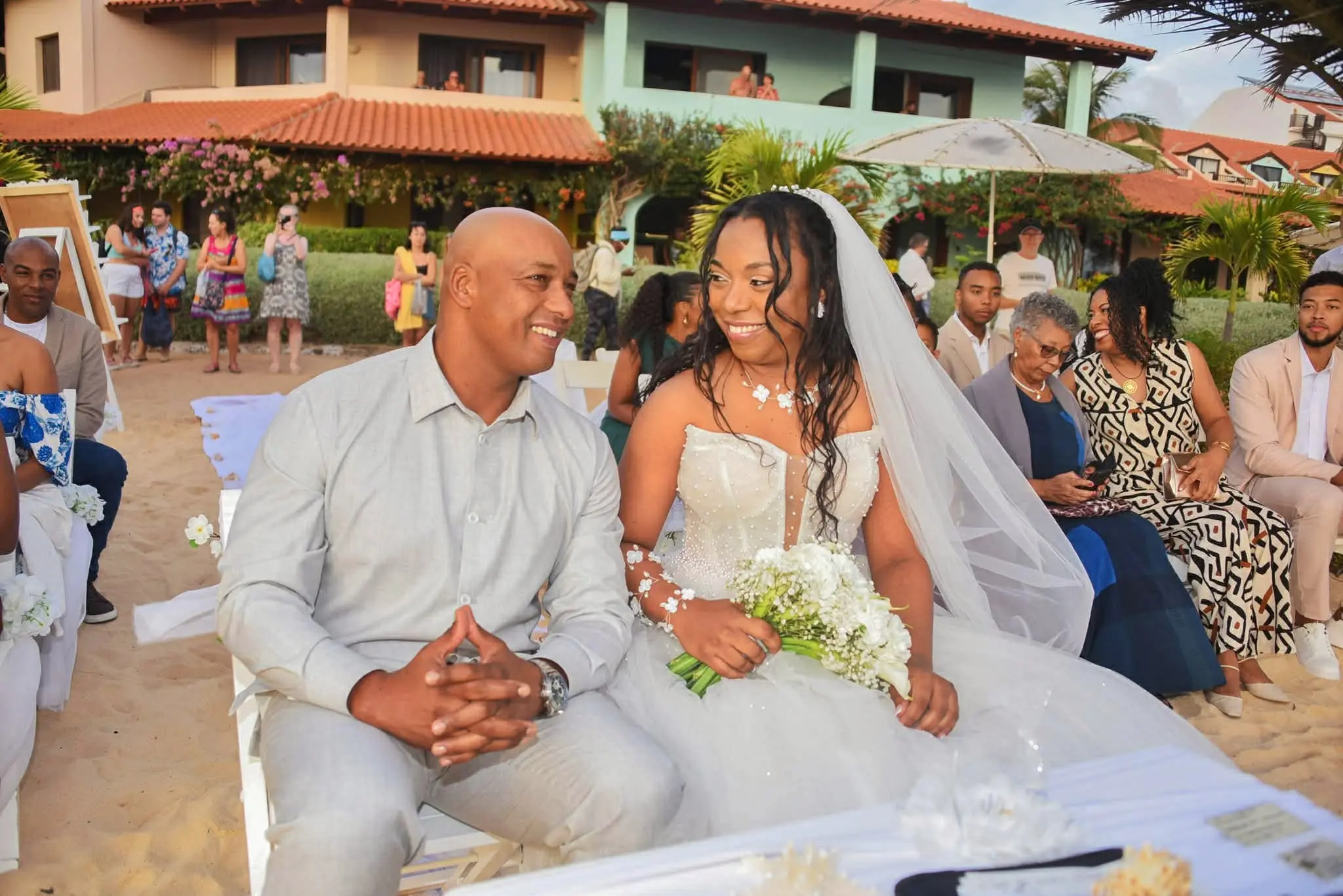Noivos sorridentes durante a cerimónia de casamento na praia em Santa Maria, Ilha do Sal, Cabo Verde.
