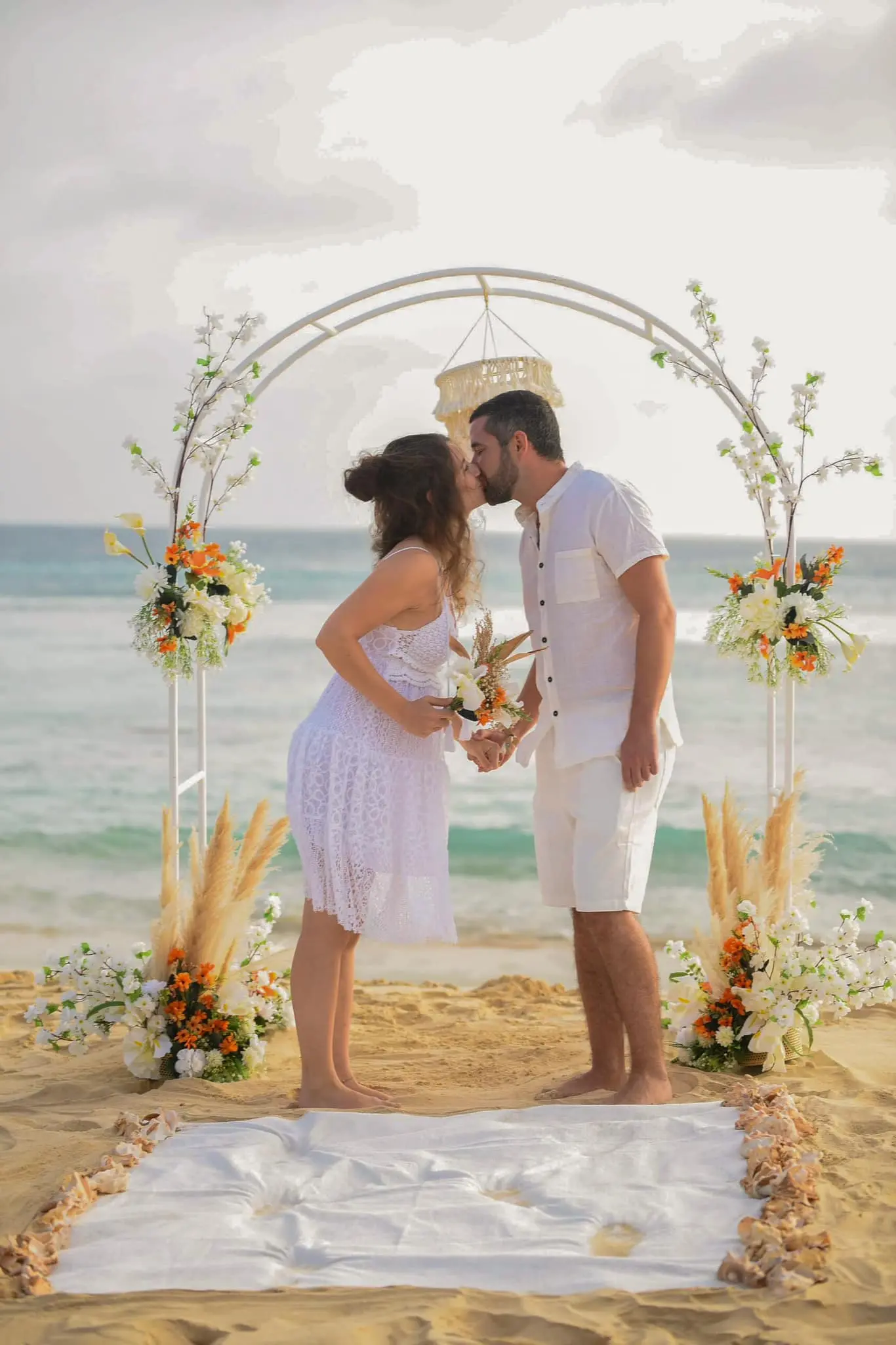 Casamento na praia: beijo dos noivos ao final da tarde na praia de Santa Maria, Ilha do Sal, Cabo Verde.